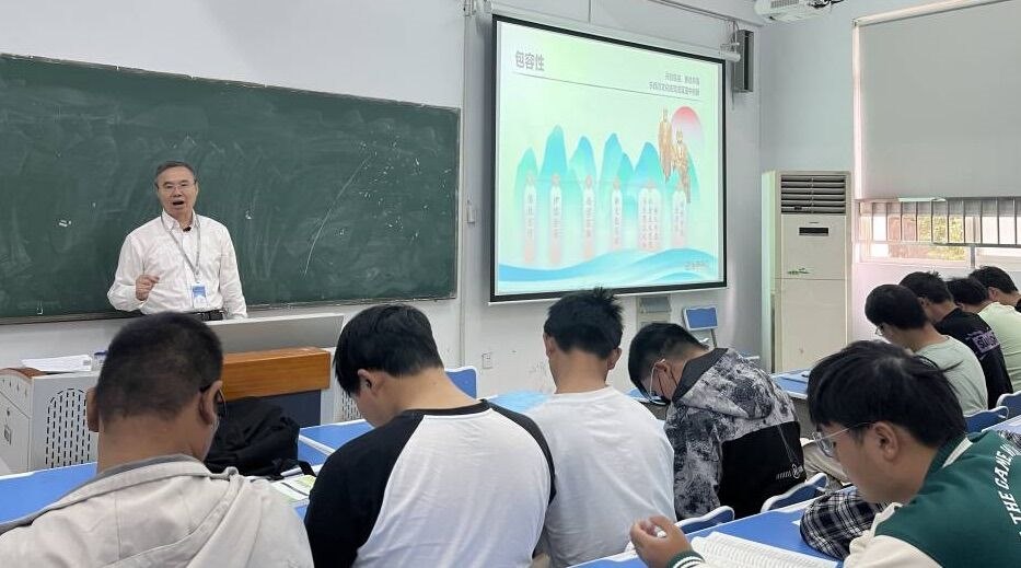 張濤副校長講授專題《賡續(xù)歷史文脈，譜寫當代華章》.jpg